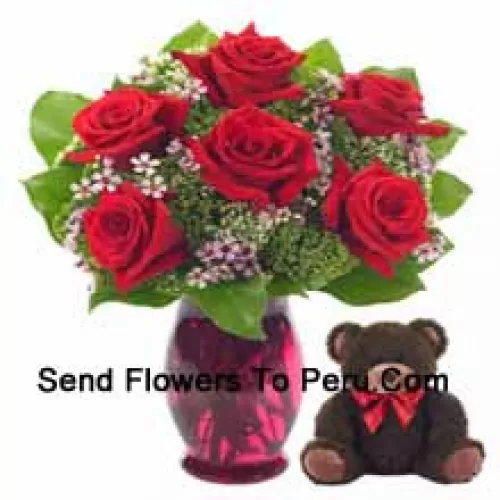 6 Rosas Vermelhas com algumas samambaias em um vaso de vidro, junto com um lindo urso de pelúcia de 14 polegadas de altura