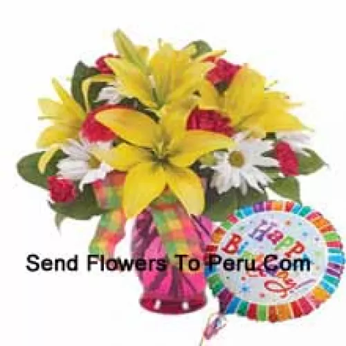 Cravos vermelhos, lírios amarelos e gerberas brancas em um vaso de vidro acompanhados de um balão de hélio "Aniversário"