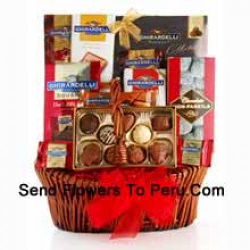 Canasta con chocolates variados y aperitivos